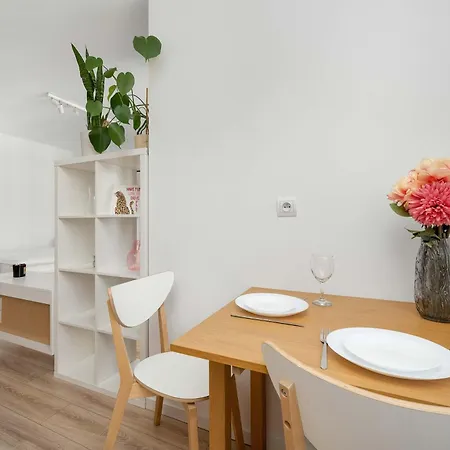 Nowoczesne Z Balkonem I Projektorem By Renters Apartman Wrocław