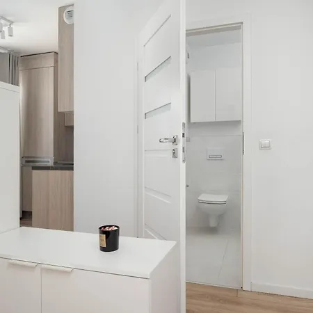Nowoczesne Z Balkonem I Projektorem By Renters Apartman Wrocław