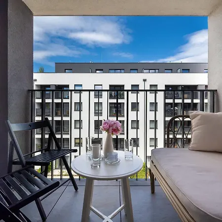 Nowoczesne Z Balkonem I Projektorem By Renters Διαμέρισμα